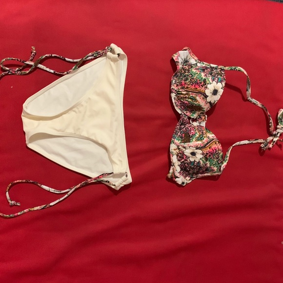 Floral Print w/ Cream Bikini - Picture 1 of 1